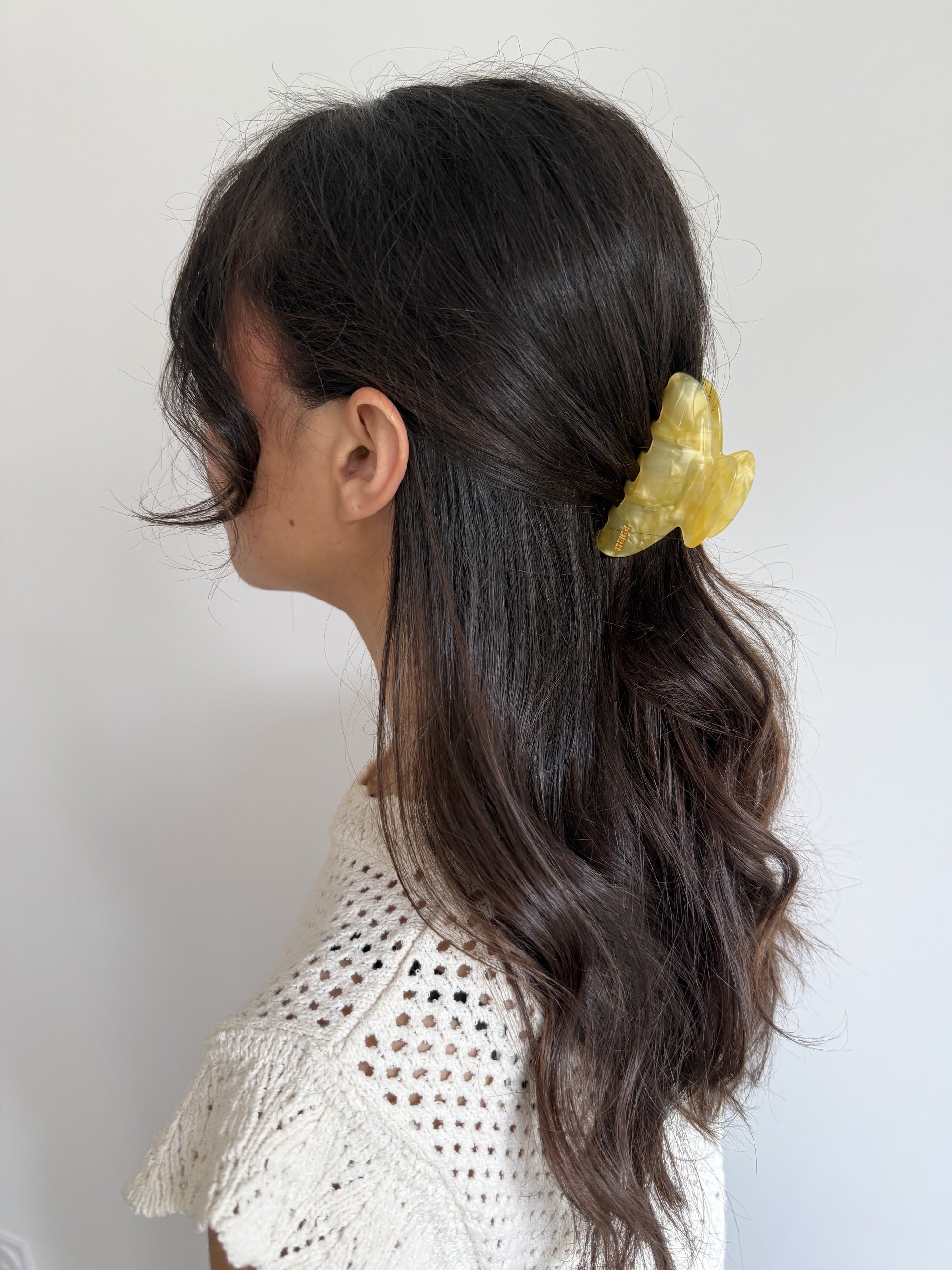 Pince à cheveux Palett Citron, jaune clair, en acétate de cellulose, portée dans les cheveux