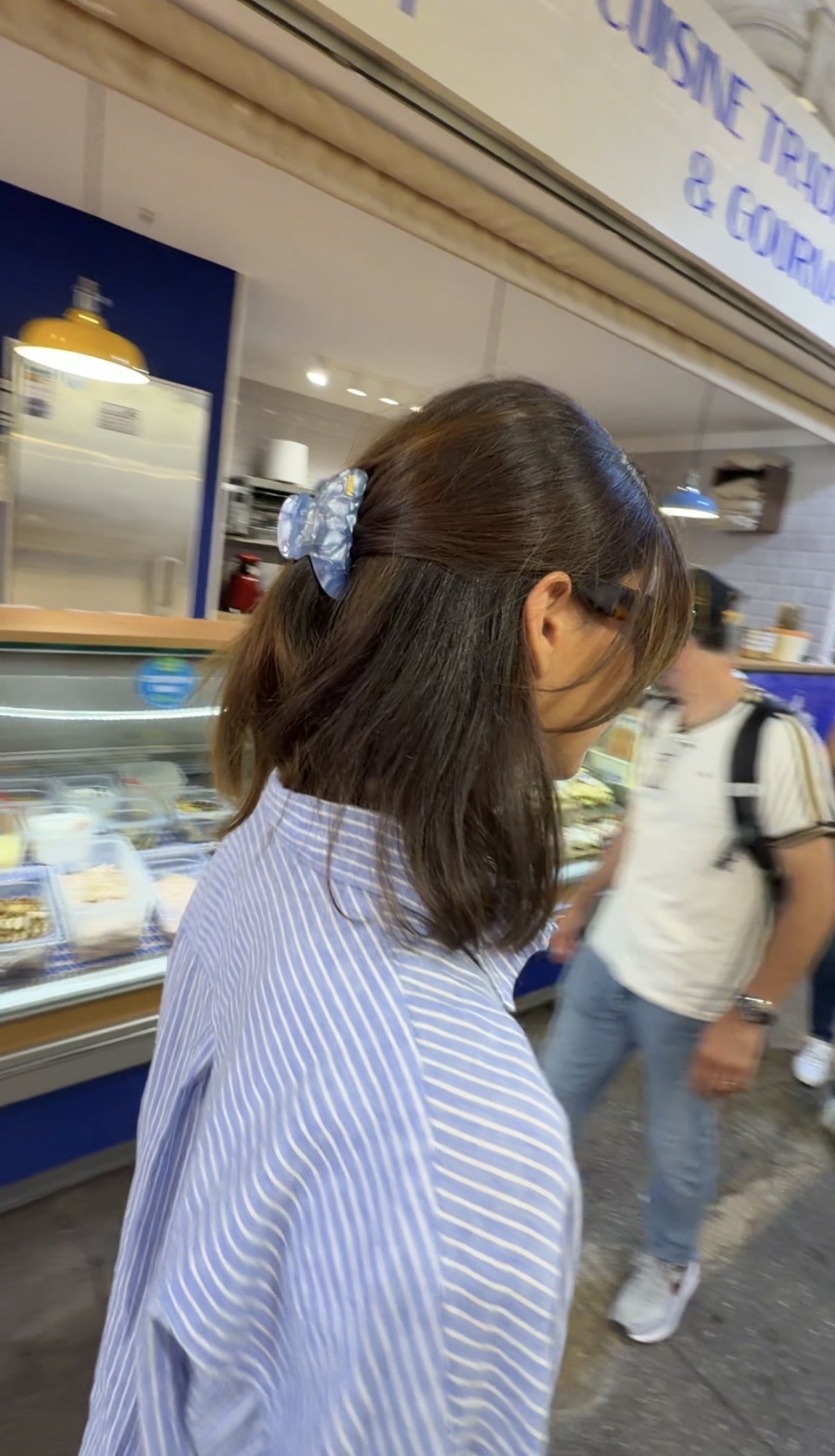 Pince à cheveux Palett Denim, bleu denim, en acétate de cellulose, portée dans les cheveux