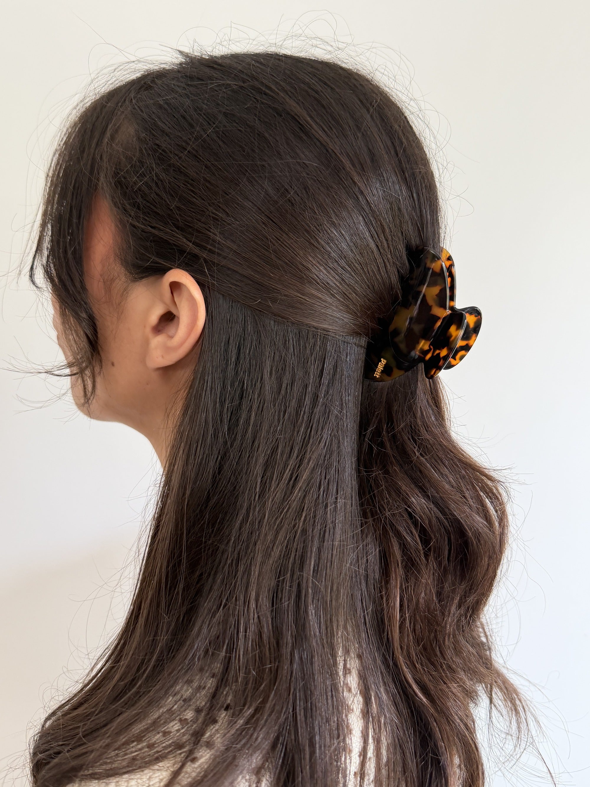 Pince à cheveux Palett Écaille, motif écaille de tortue ambré, en acétate de cellulose, portée dans les cheveux