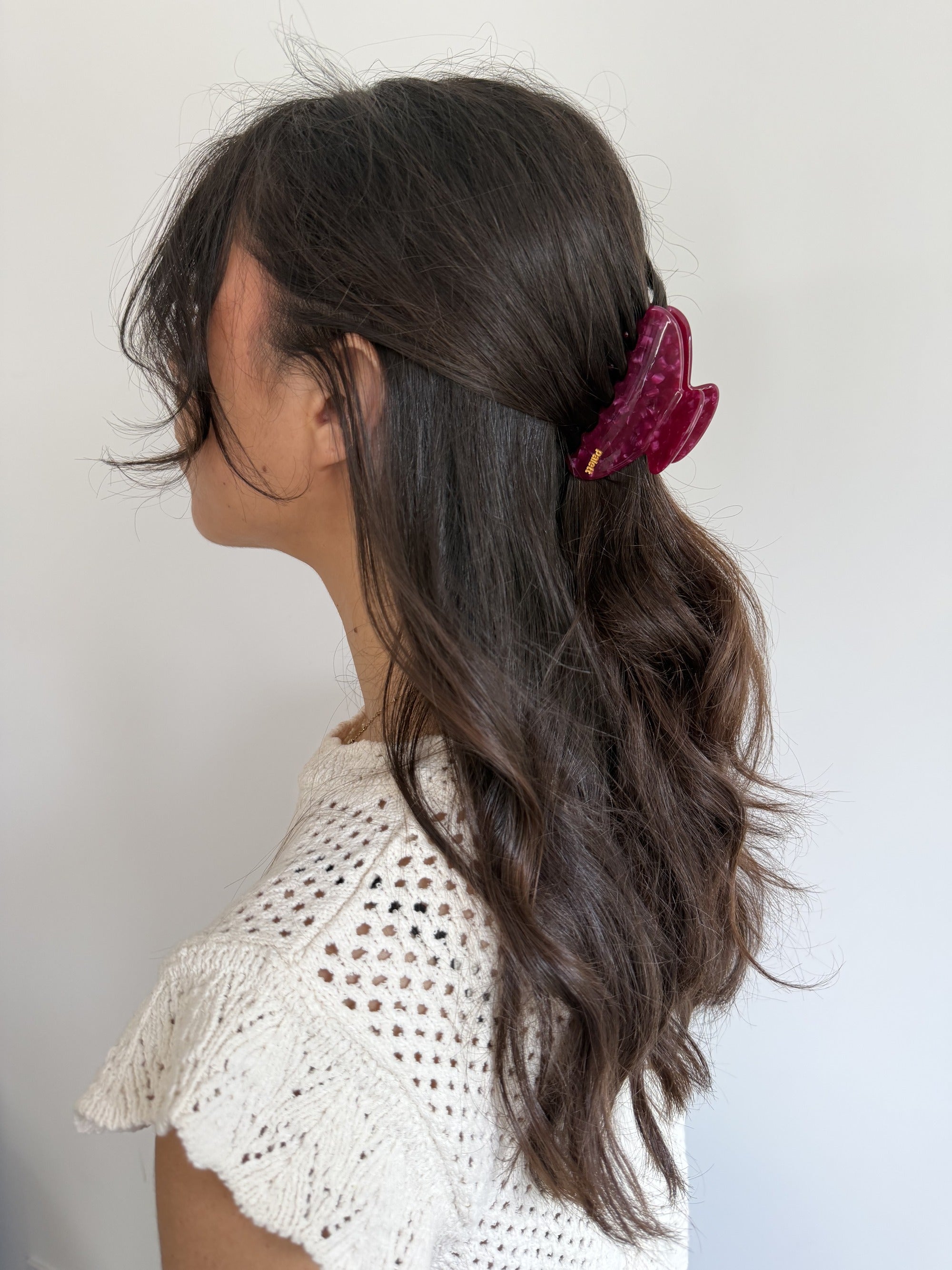 Pince à cheveux Palett Grenat, rouge magenta profond, en acétate de cellulose, portée dans les cheveux