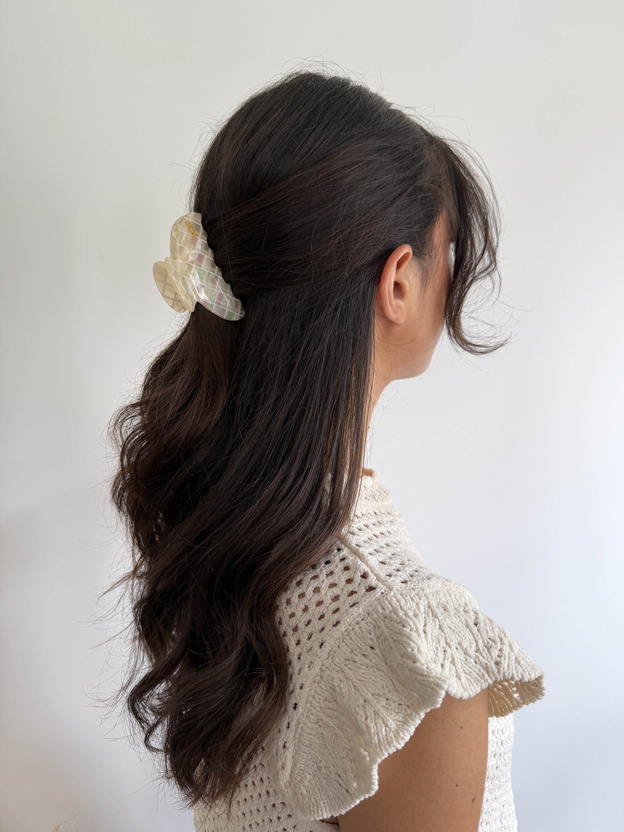 Pince à cheveux Palett Nacre, blanc nacré irisé, en acétate de cellulose, portée dans les cheveux