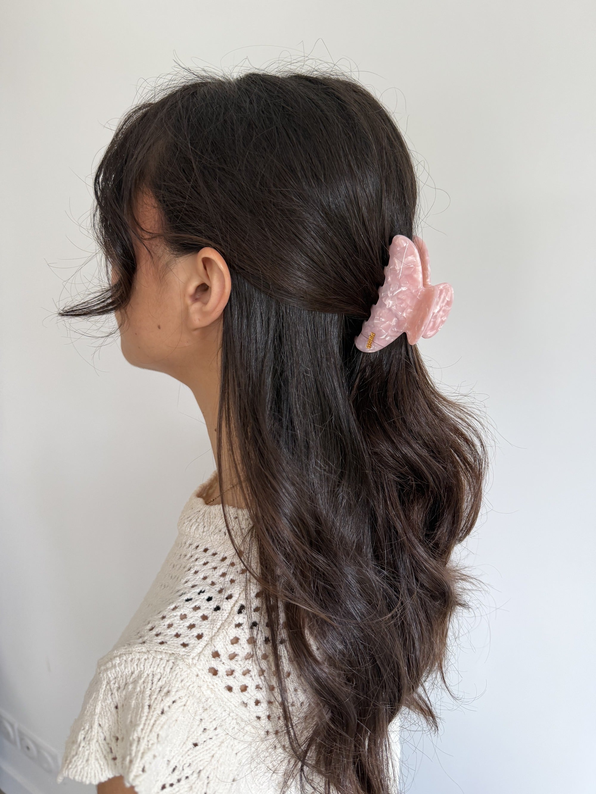 Pince à cheveux Palett Rosée, rose poudré, en acétate de cellulose, portée dans les cheveux