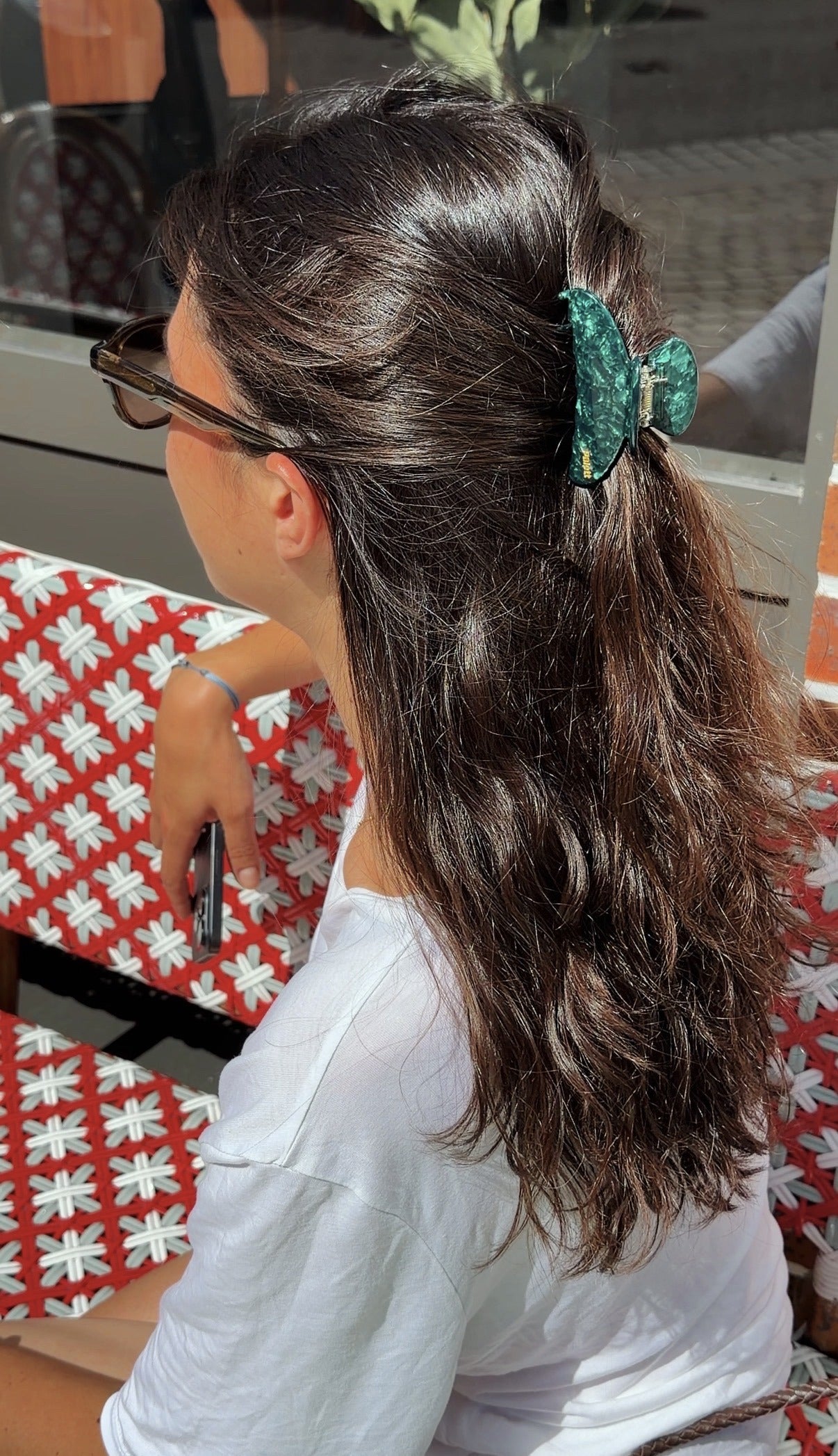 Pince à cheveux Palett Sapin, vert sapin profond, en acétate de cellulose, portée dans les cheveux