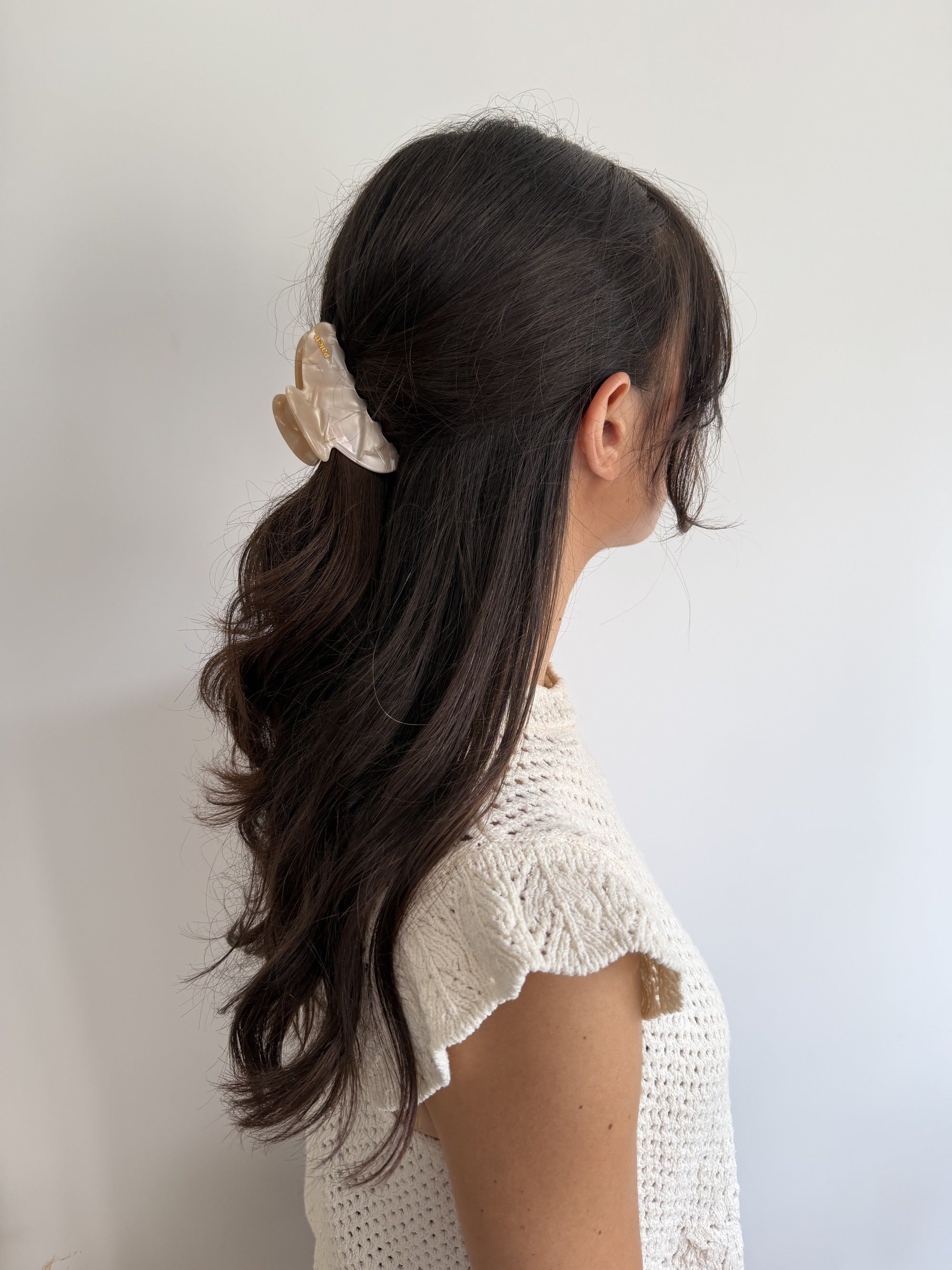 Pince à cheveux Palett Cachemire, beige camel, en acétate de cellulose, portée dans les cheveux