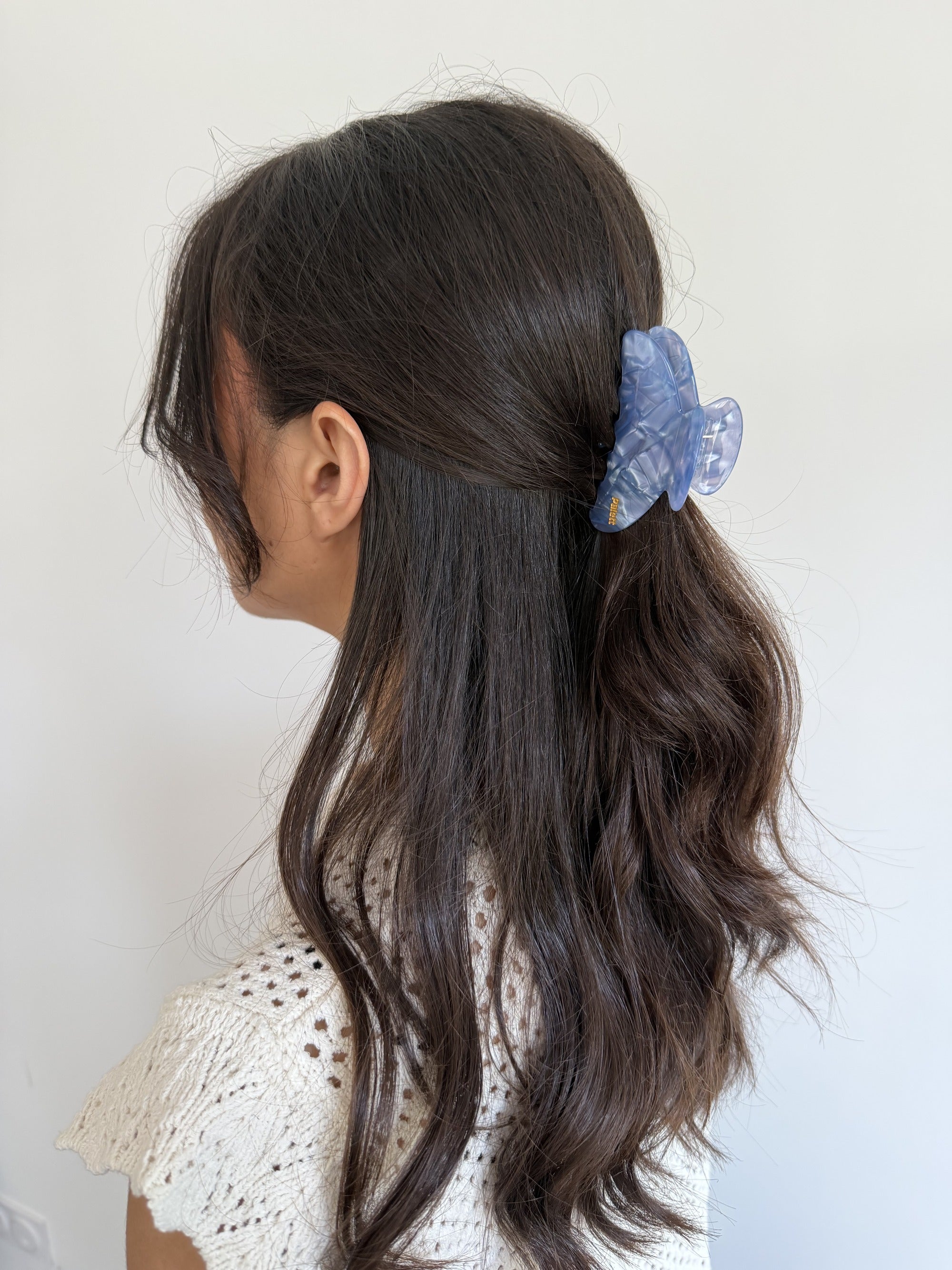 Pince à cheveux Palett Denim, bleu denim, en acétate de cellulose, portée dans les cheveux