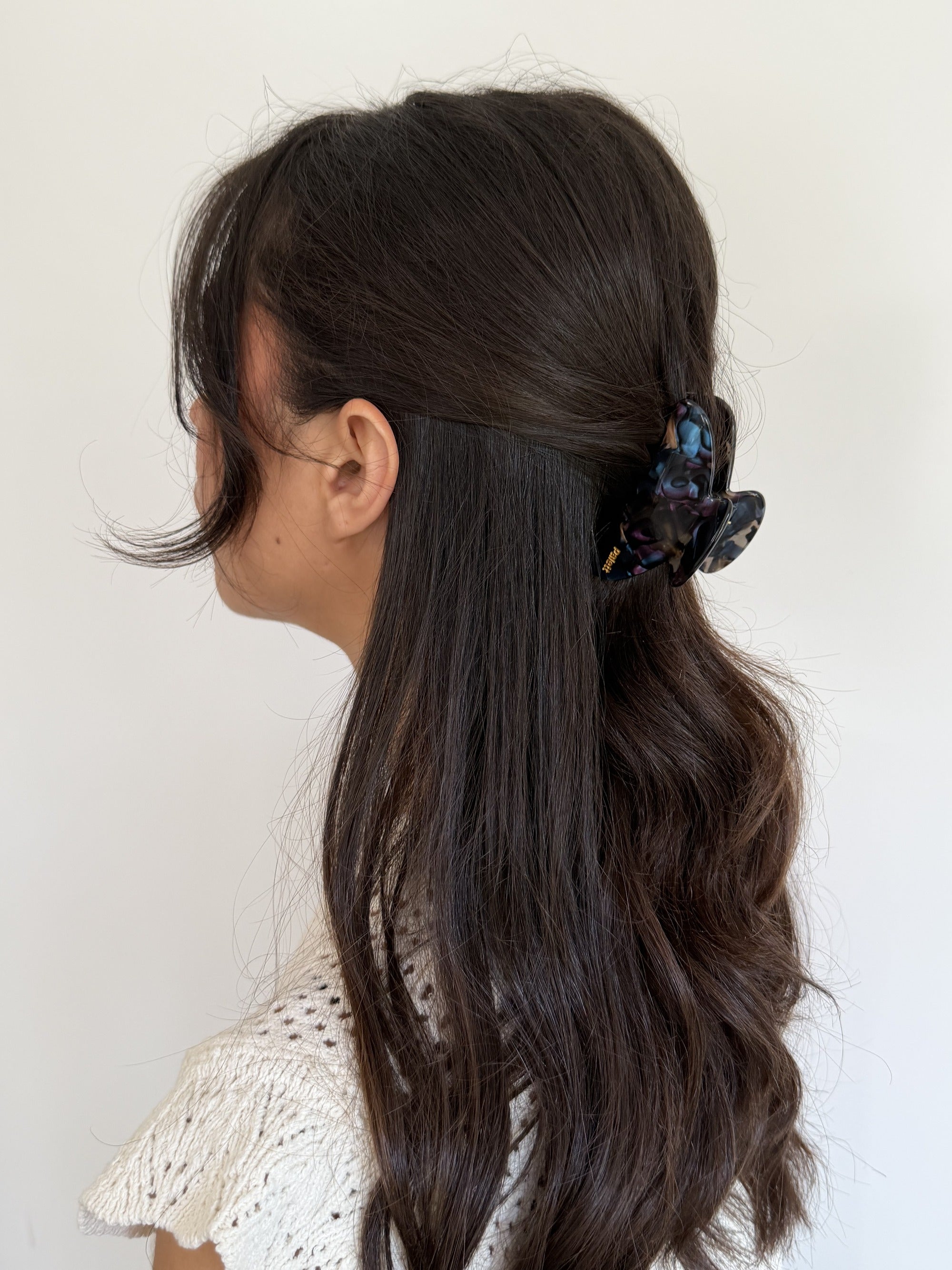 Pince à cheveux Palett Minuit, bleu nuit, en acétate de cellulose, portée dans les cheveux