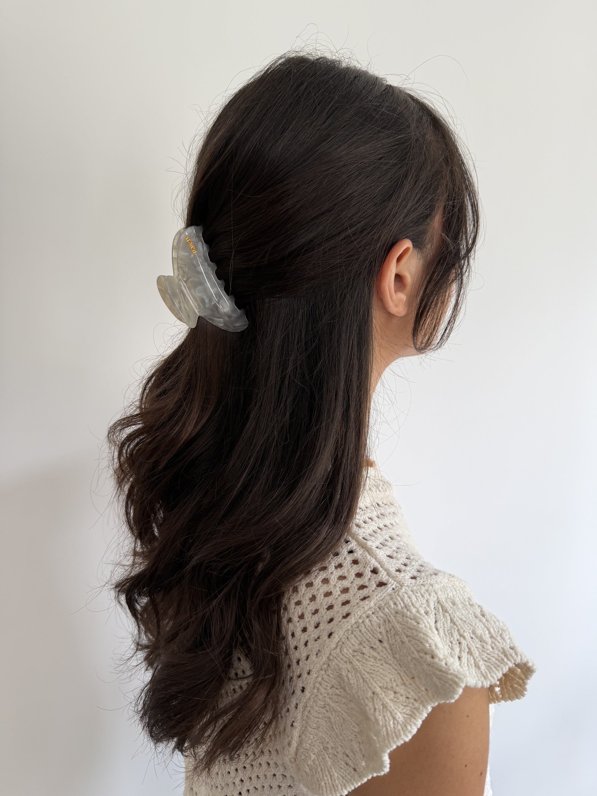 Pince à cheveux Palett Perle, gris perle, en acétate de cellulose, portée dans les cheveux