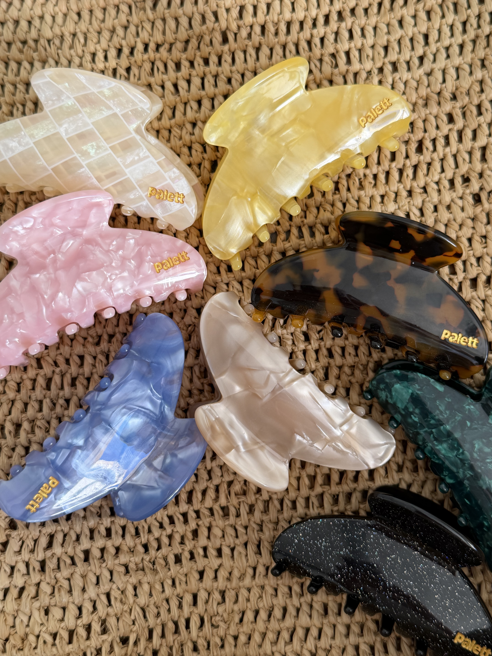 Pince à cheveux Palett Rosée, rose poudré, jaune citron, nacre, bleu ciel, beige, écaille, vert sapin, noir, en acétate de cellulose, portée dans les cheveux
